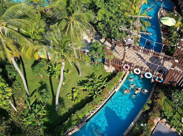 Bể bơi của JW Marriott Phu Quoc Emerald Bay Resort nổi bật giữa khung cảnh của Bãi Kem